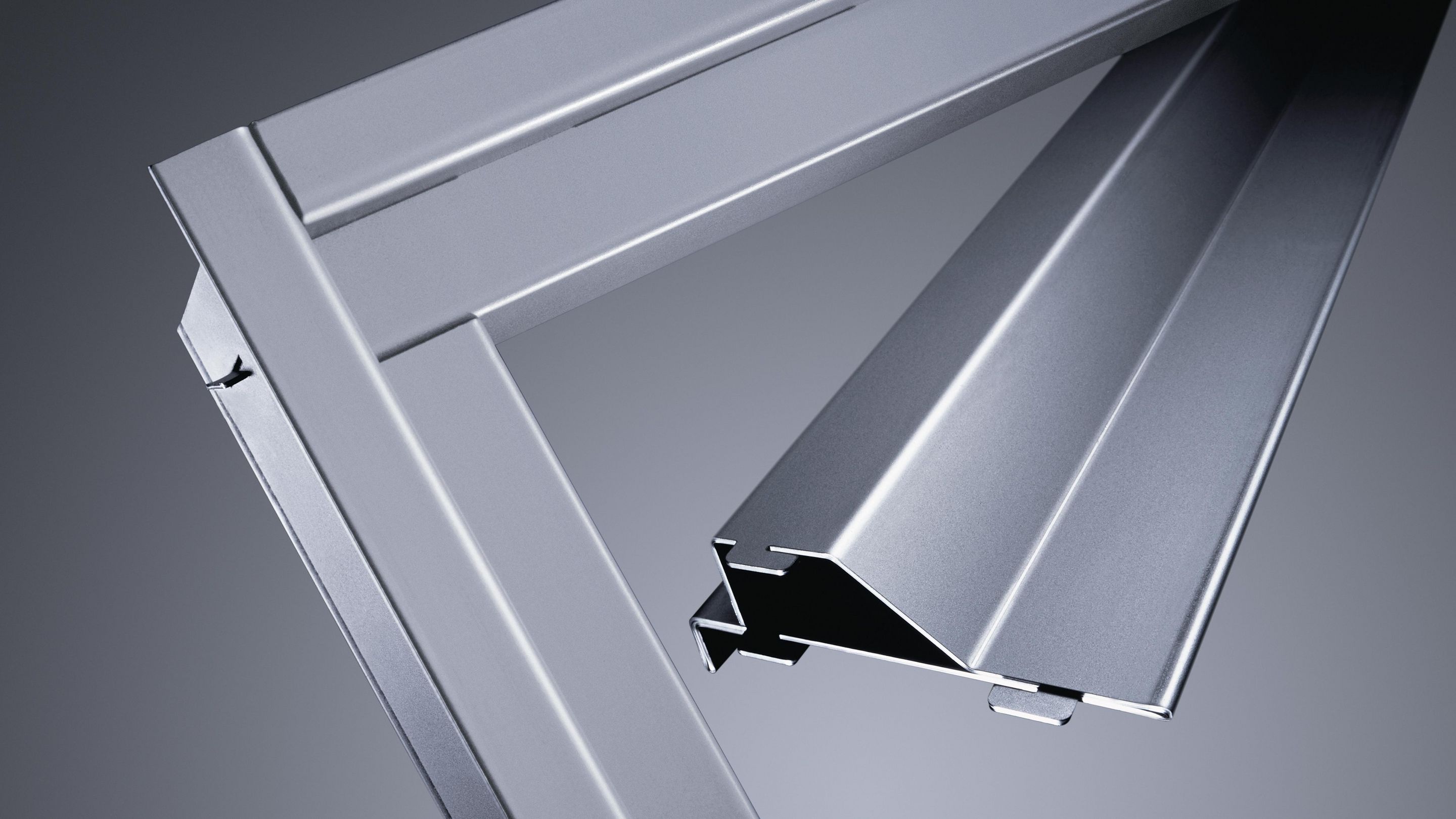 The TruBend Series 5000 even bends long profiles in a straight line with high angle accuracy.